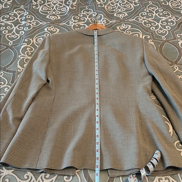 Armani Collezioni Wool/Cotton Blazer with Single Button Front. Size 8 - Picture 8 of 11